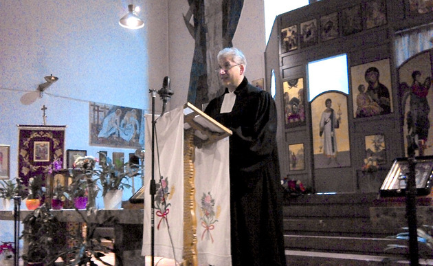 Landessuperintendent_Thomas_Hennefeld_in_der_serbisch-orthodoxen_Kirche_Neulerchenfeld-hennefeld